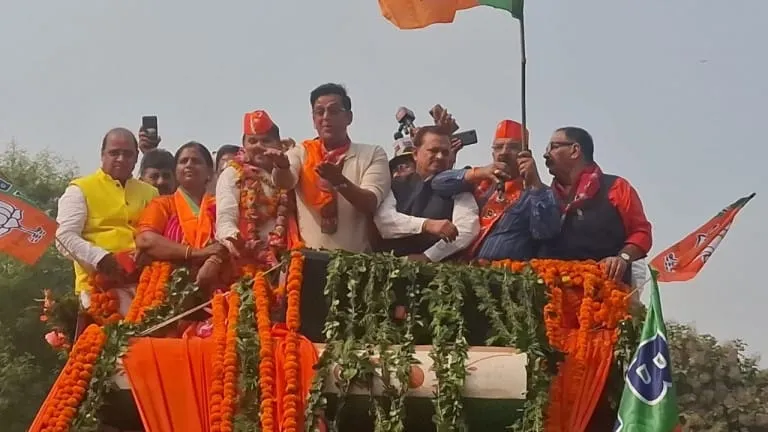 फिल्म अभिनेता व सांसद रवि किशन ने सुरेश अवस्थी के लिए किया रोड शो- बोले न को बंटेगा न ही कटेगा 